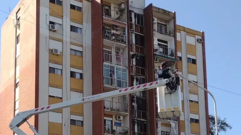 La mampostería del edificio de la torre 10 se desplomó y aplastó dos autos