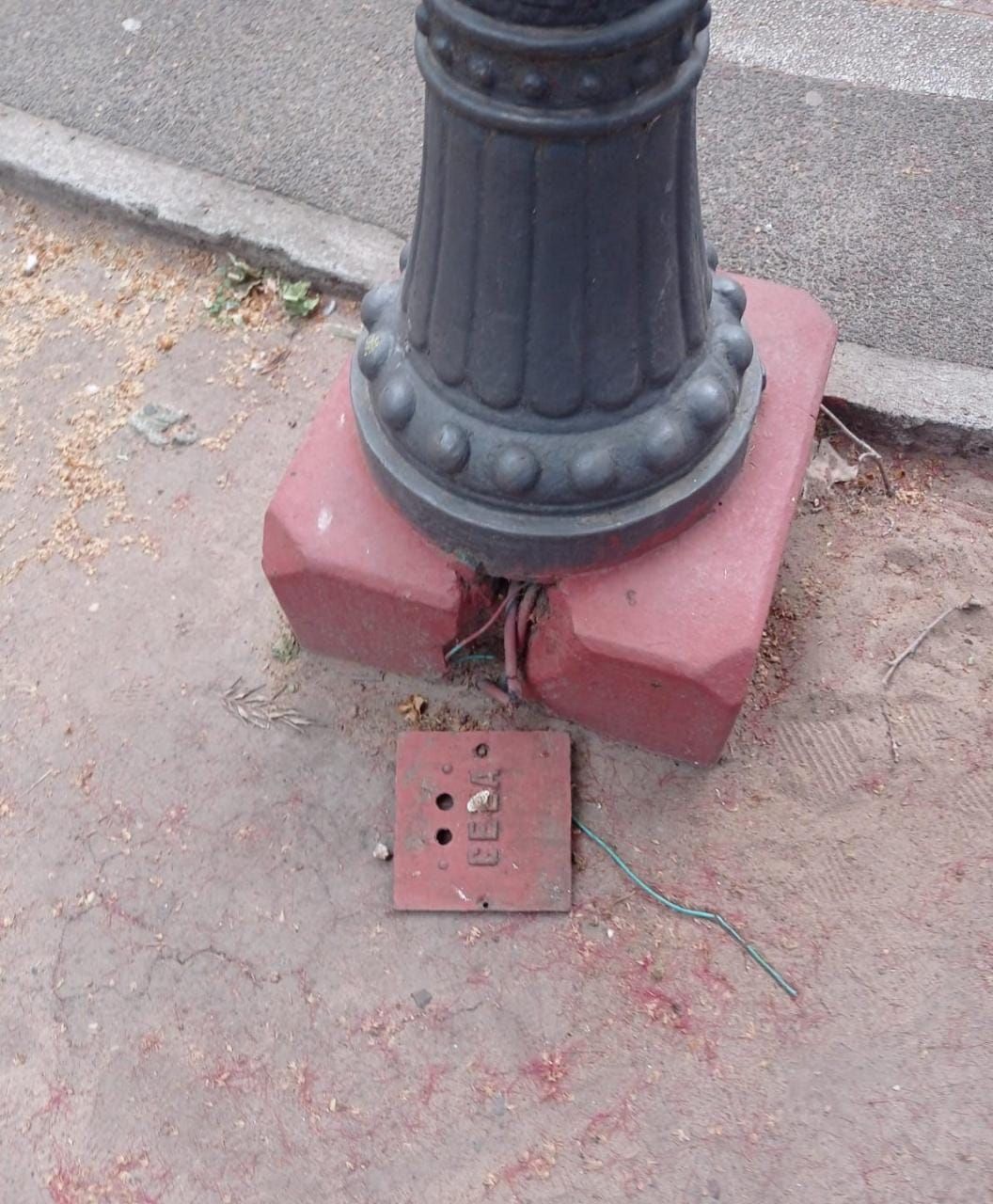 Una columna de luz tiene sus cables a la vista de todos en Plaza San Martín