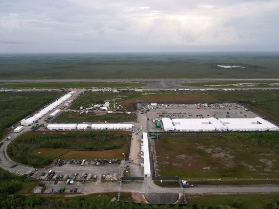 Una jueza ordena desmantelar el centro de detención de migrantes “Alligator Alcatraz”