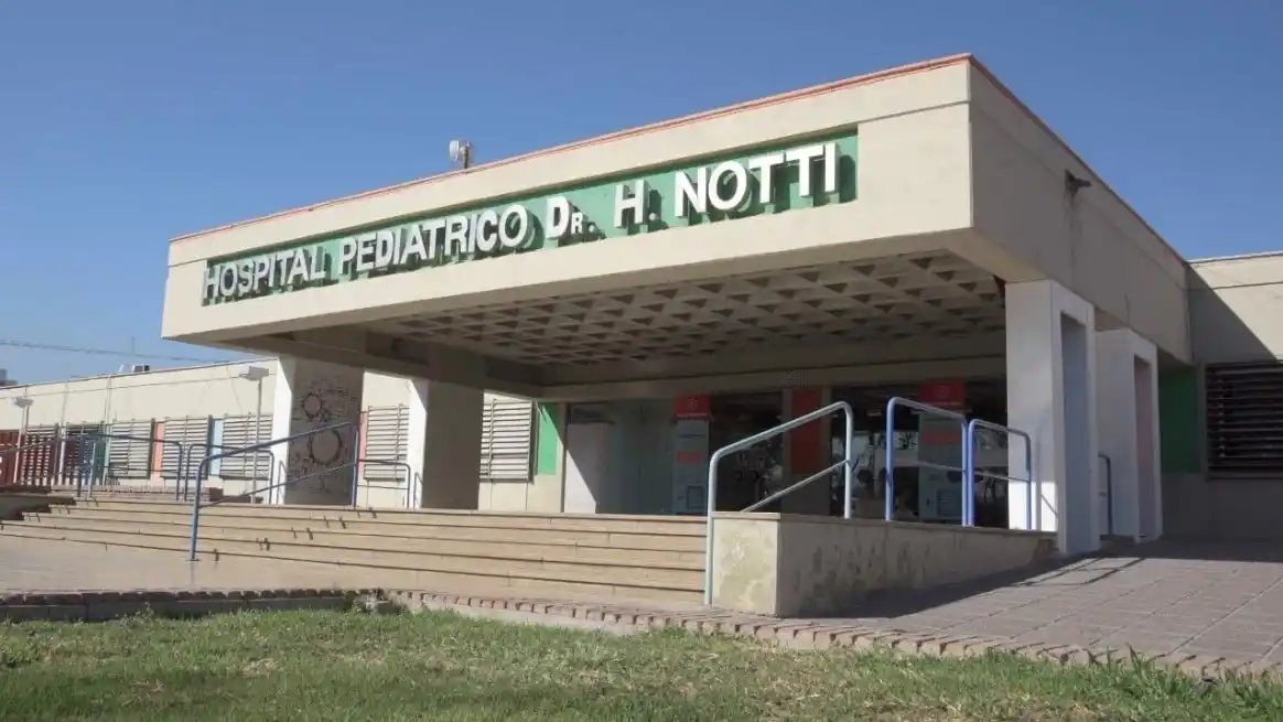 El menor sufrió politraumatismos, la posible fractura de su pelvis y tiene comprometido un brazo.