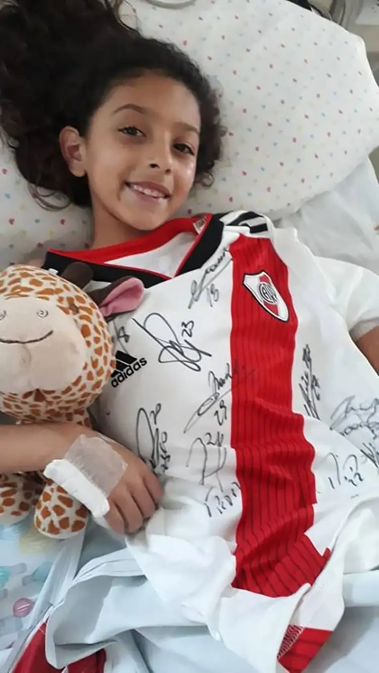 Mejora la niña de siete años apuñalada en Florencio Varela
