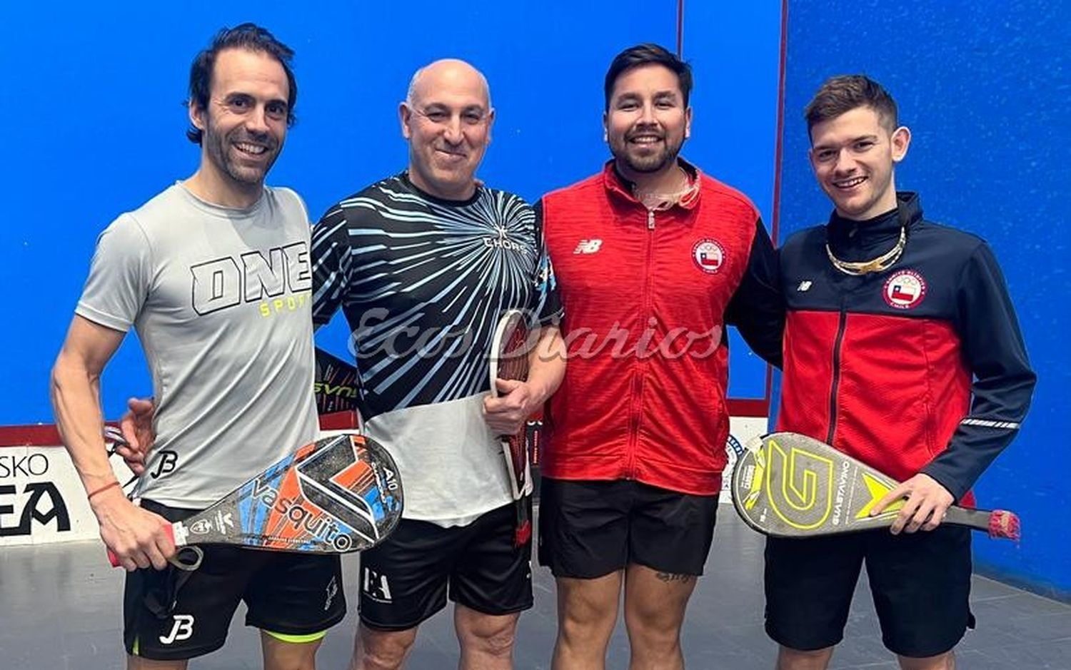 Entrenamiento. Joseba Bilbao y Miguel Merlo junto a jugadores chilenos