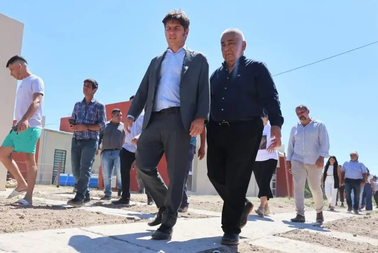 En el verano, Kicillof recorrió la obra de 55 viviendas con Salazar, antes de encabezar una conferencia en el hotel Azahar Spa. Foto: Prensa Municipalidad.