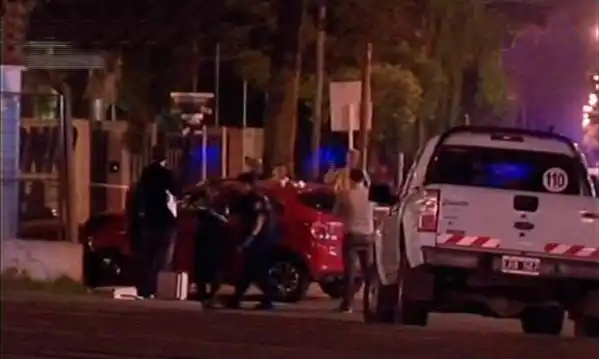 Delincuente que escapaba de la policía chocó contra tres autos en Ituzaingó