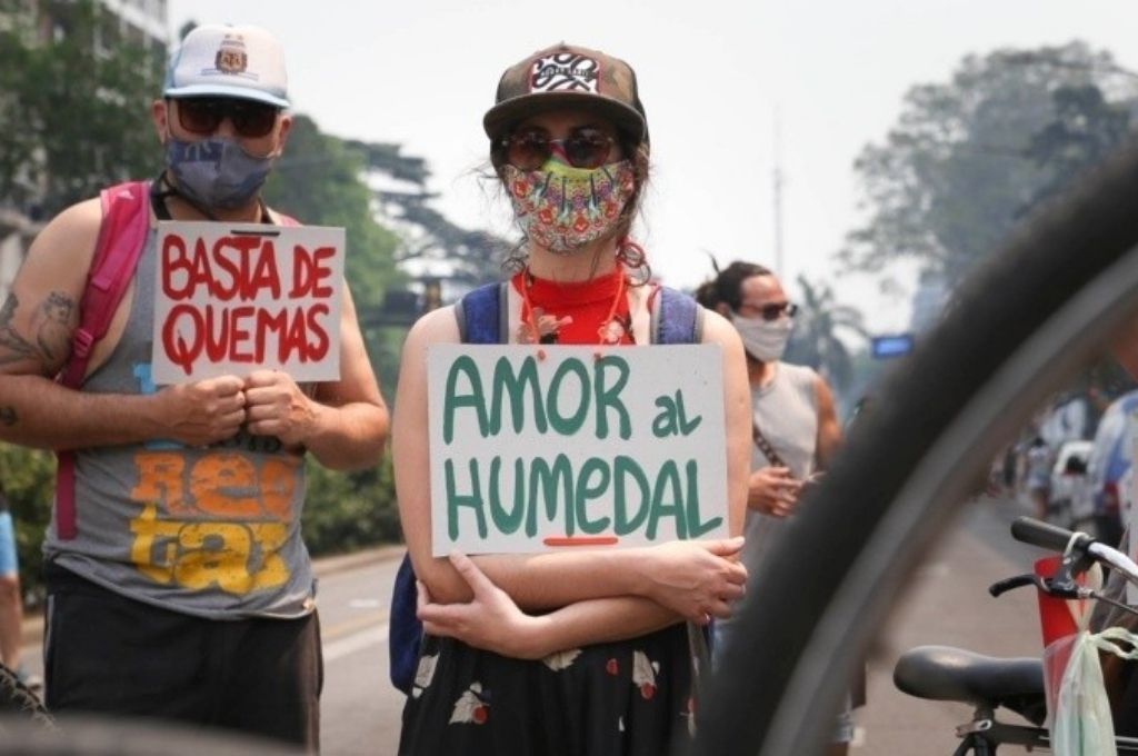 Fuego en las islas: nueva marcha de ambientalistas en Rosario