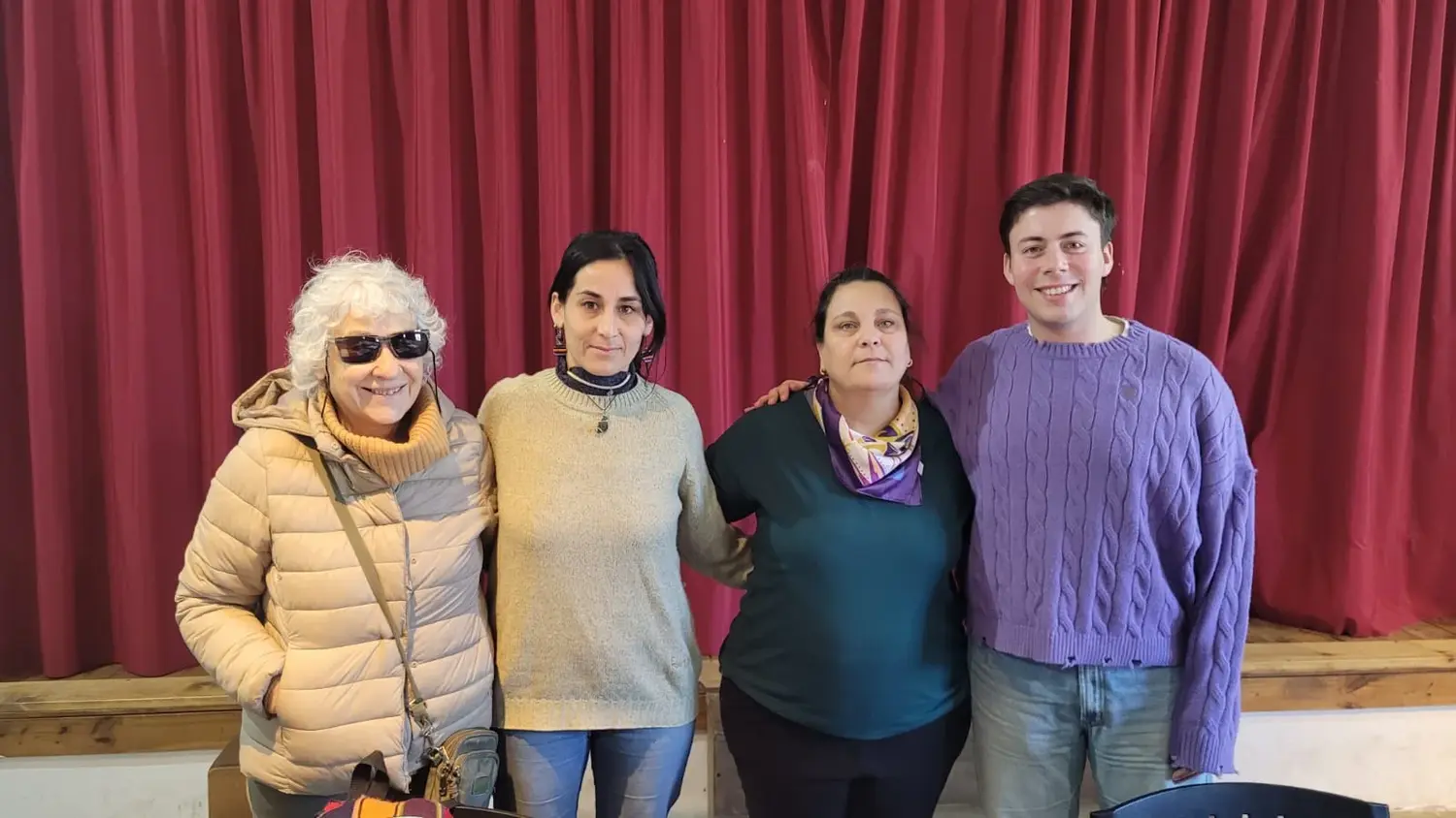 Alicia Guerrero, Victoria Méndez y Florencia Di Luca, integrantes de la Asociación Encuentro Indígena; junto a Tomás Paniga, director de Cultura, Educación y Derechos Humanos