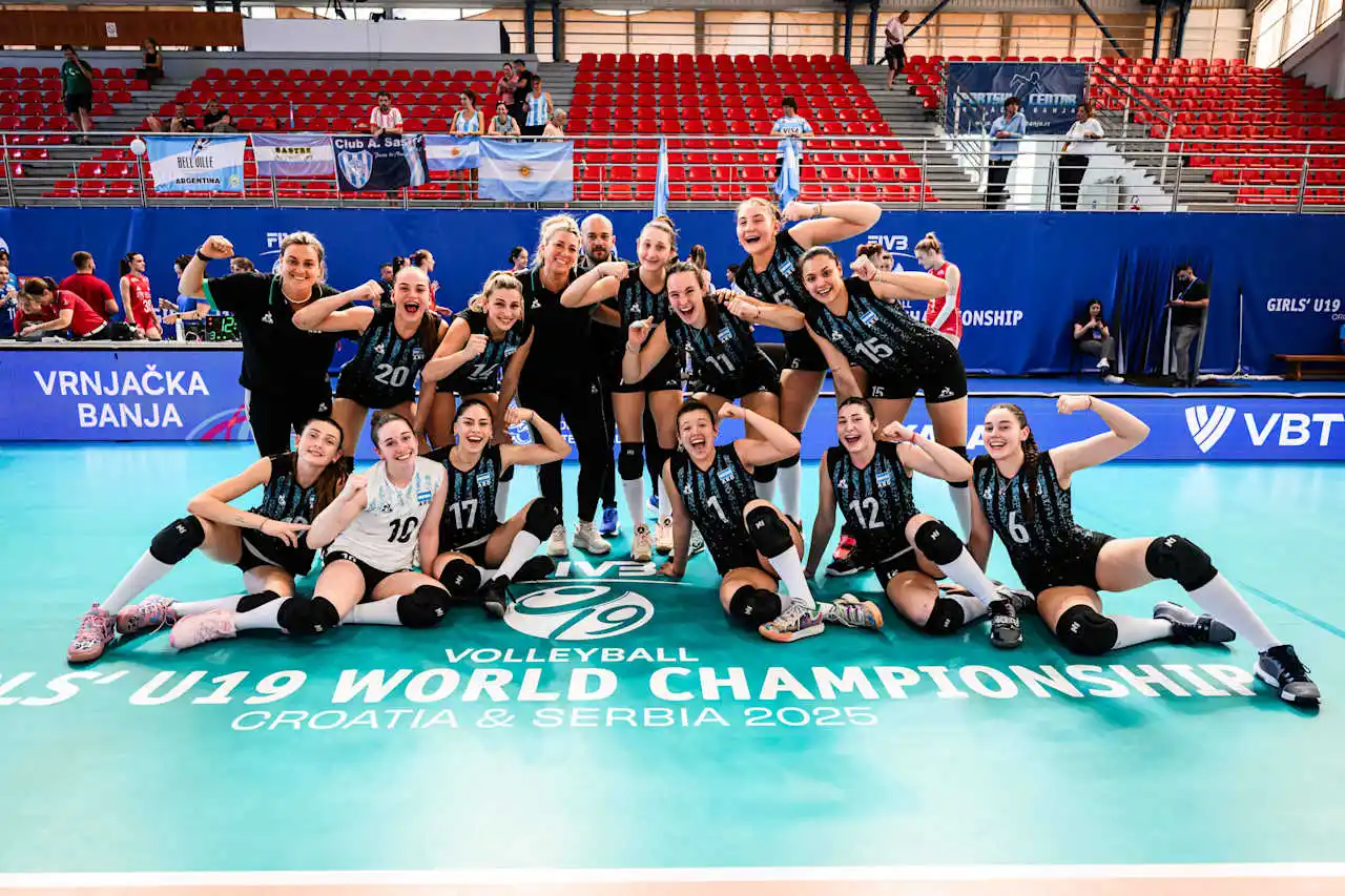 El equipo argentino celebrando su segundo triunfo en el Mundial.