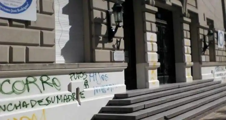 Nuevamente, grafitearon el frente de la Escuela Normal