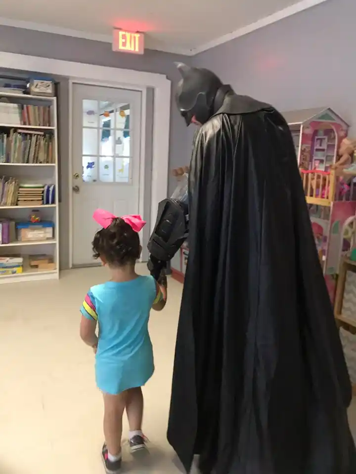 Como sus compañeros le hacían bullying, llegó al jardín acompañada por... ¡Batman!