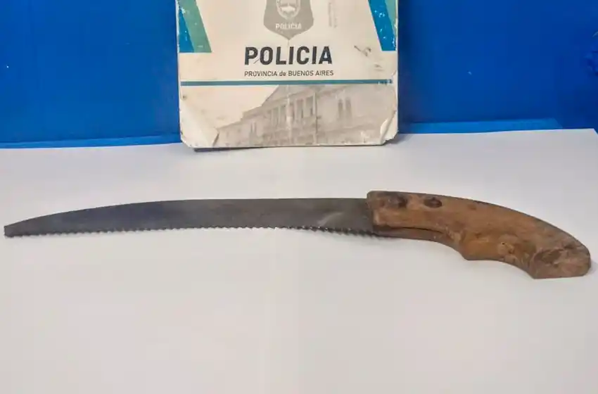 Retuvo cuatro horas a su expareja y a sus hijos en la casa