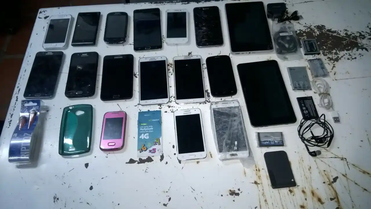 La policía secuestró celulares y tablets en dos allanamientos en viviendas