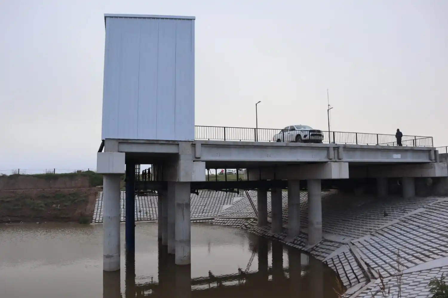 Las autoridades mostraron su satisfacción ante la primera prueba de las bombas.