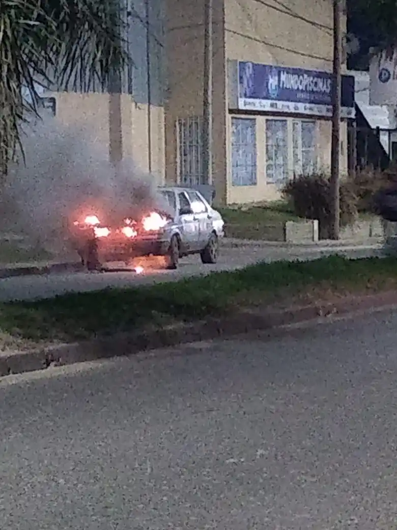 Los bomberos debieron intervenir en el incendio de un auto