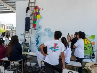 Escuelas venadenses lucen murales del mapa bicontinental argentino