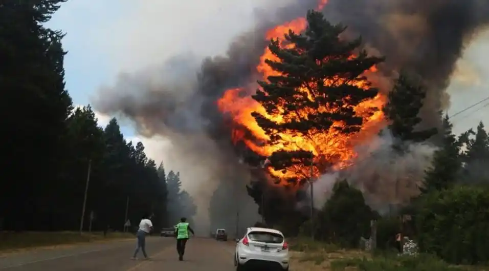 En pleno combate del fuego en Epuyén y Bariloche, hay focos intencionales en El Bolsón y Las Golondrinas