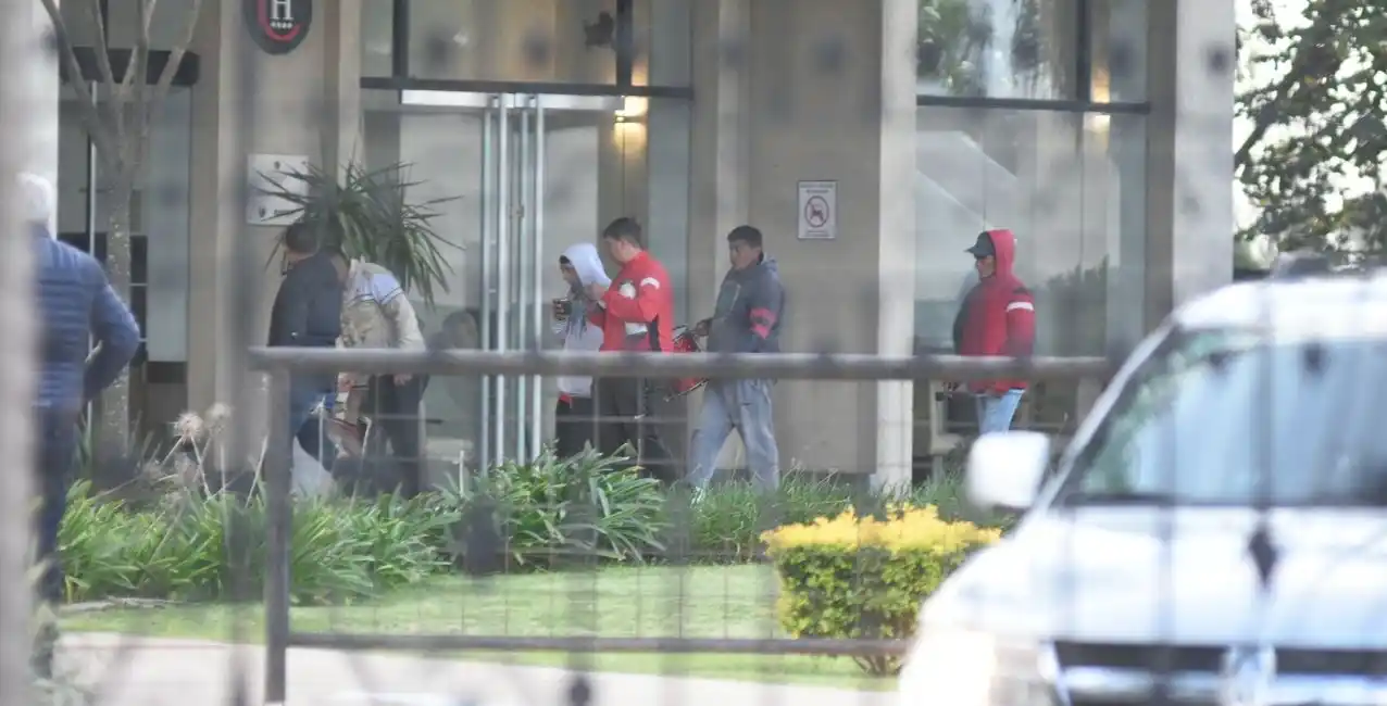 Tensión en el Hotel Club de Campo Colón: barras del club ocuparon las instalaciones