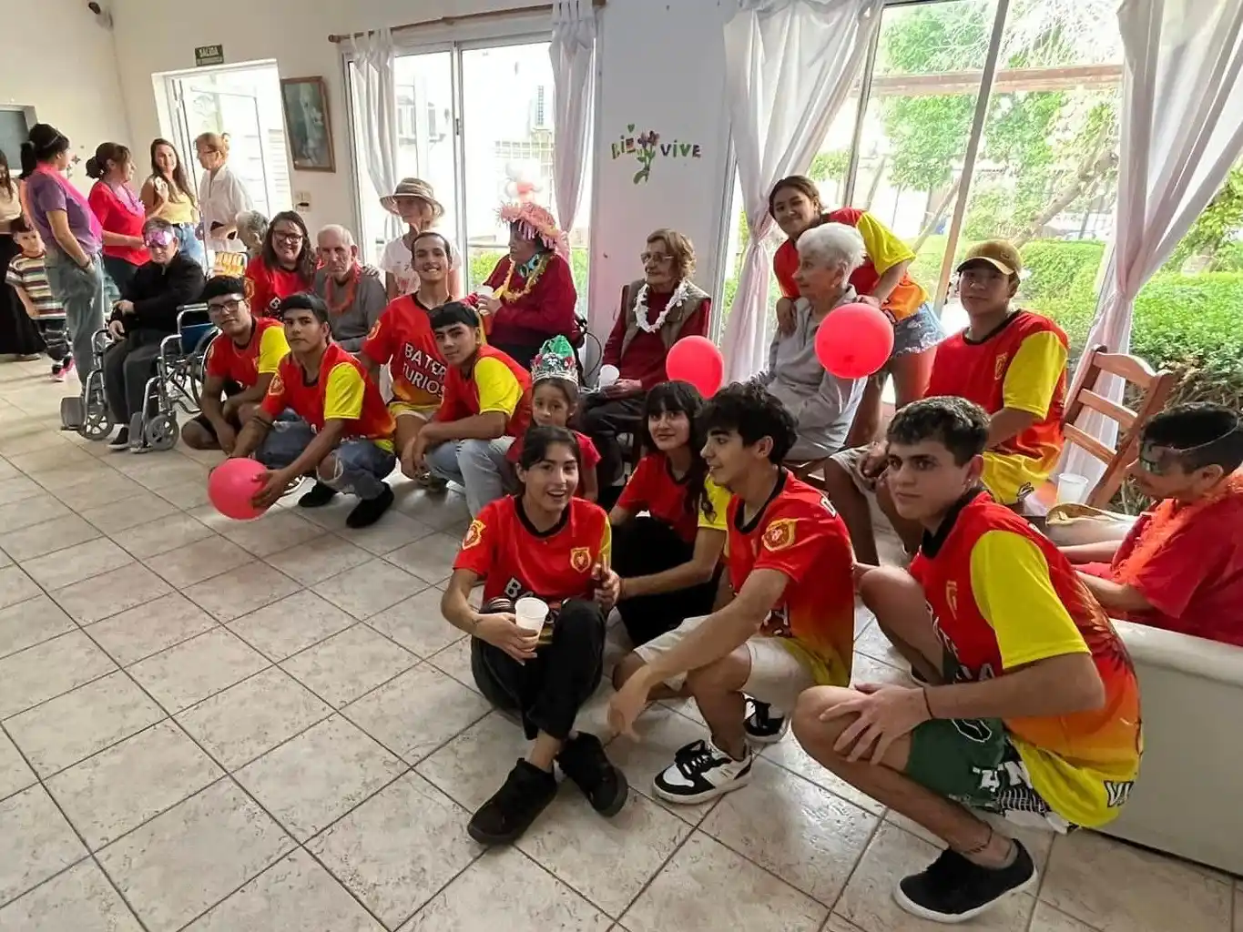 Comparsa Univerá llevó la alegría del carnaval a una residencia de mayores