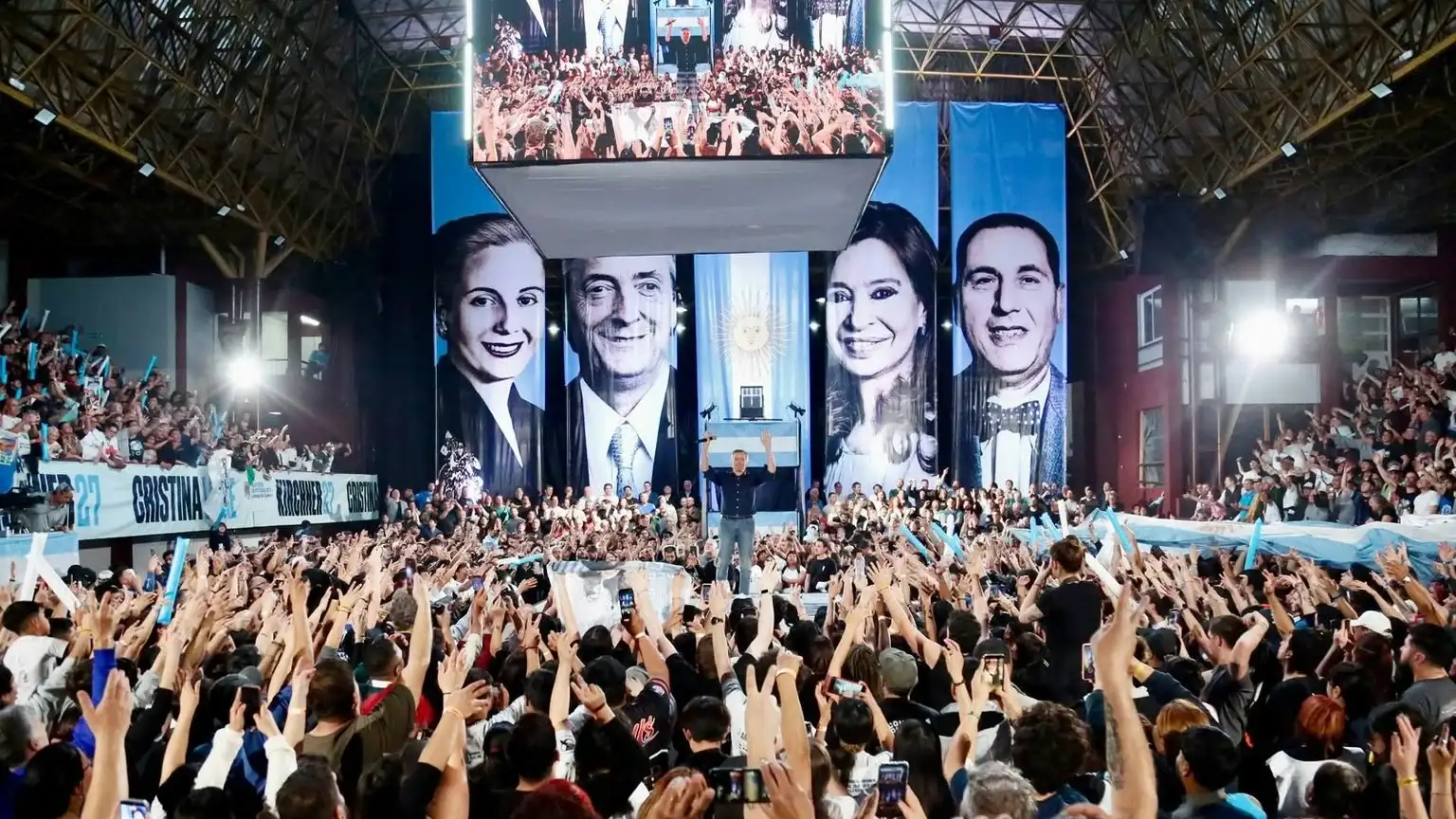 Máximo Kirchner ante militantes en un acto en Lanús por el 16° aniversario del fallecimiento de Néstor Kirchner.