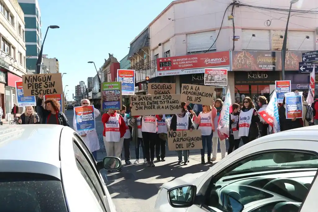 Docentes de Tandil volvieron a visibilizar sus  reclamos con una radio abierta