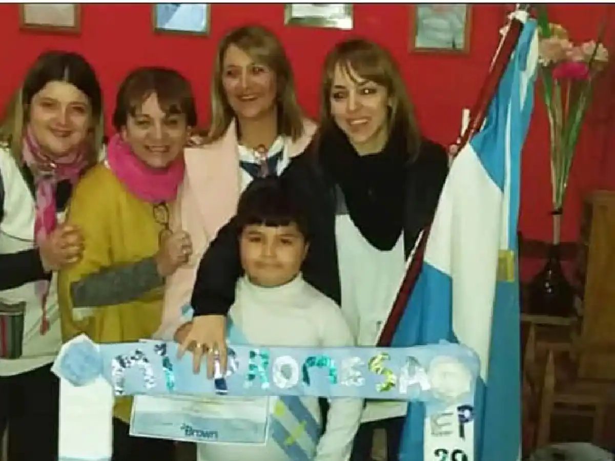 Por un tumor no va al colegio y sus maestras fueron a su casa para que pueda jurar la bandera