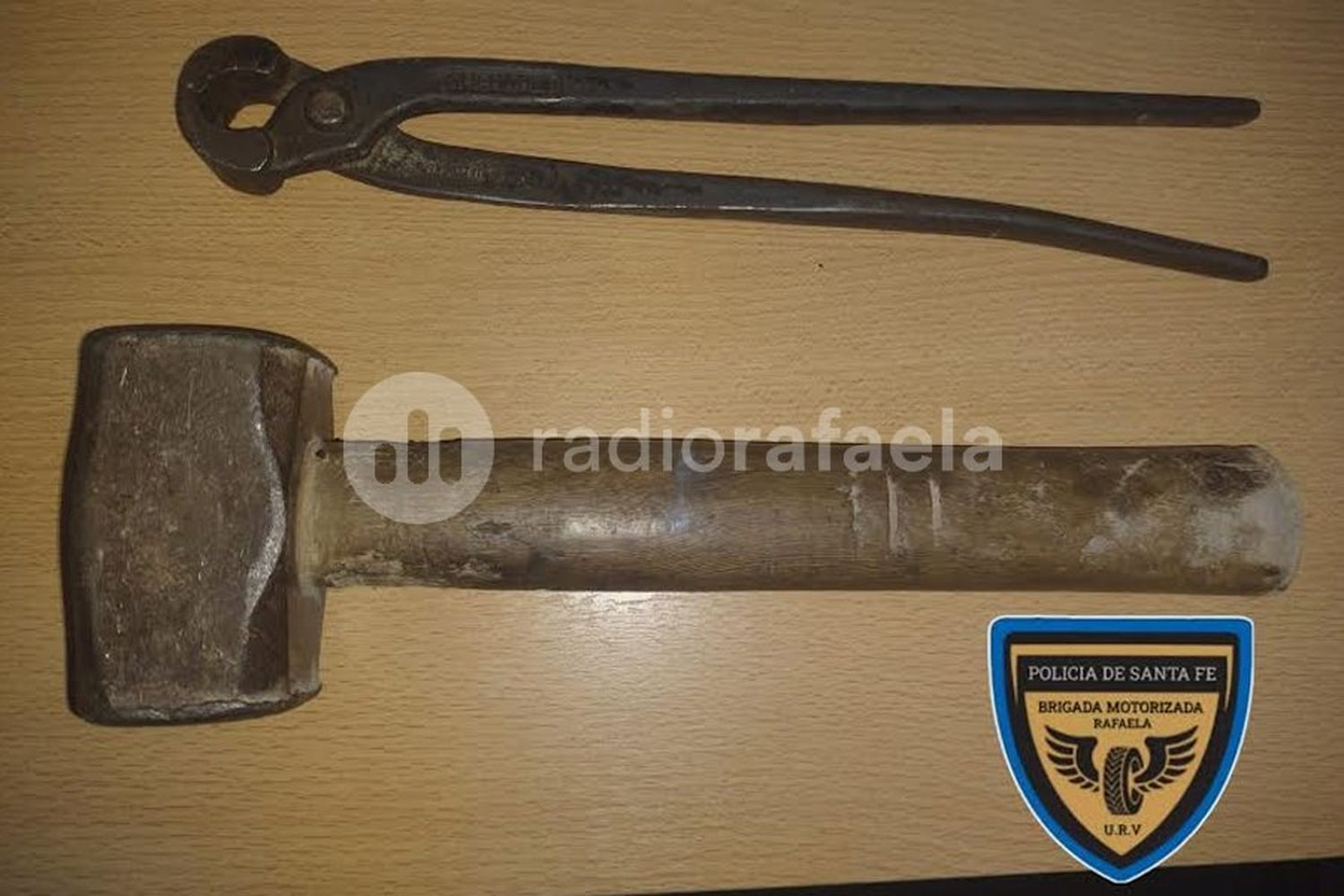 Estaban “custodiando” una obra en construcción: entre la ropa, les encontraron una tenaza y una maza