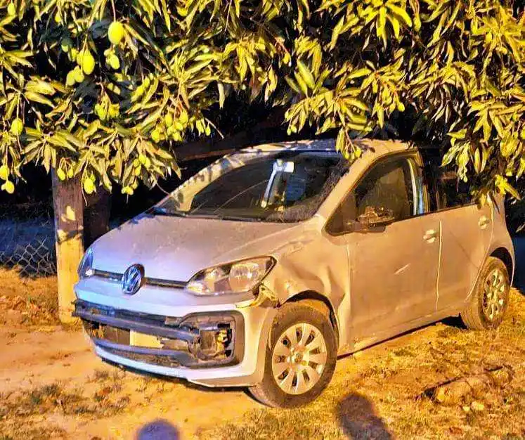 Le arrebataron el celular desde un auto y 
la arrastraron varios metros; hay un detenido