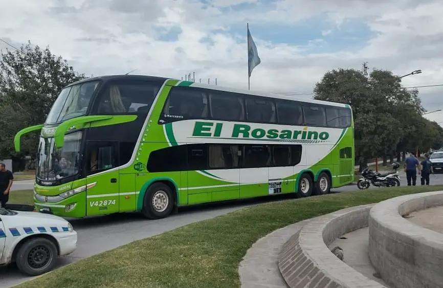 Un micro quedó parado en una rotonda, hubo un incidente y fue secuestrada una camioneta