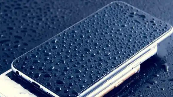 POR QUÉ NO DEBES usar el celular para escuchar música en el baño