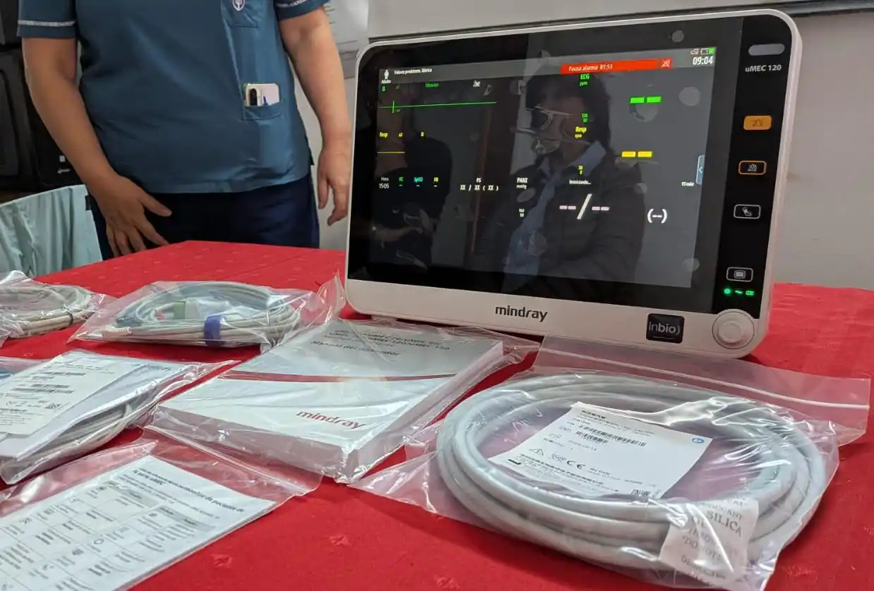 La ONG "Capullos" donó un monitor multiparamétrico al Servicio de Neonatología del Hospital Centenario