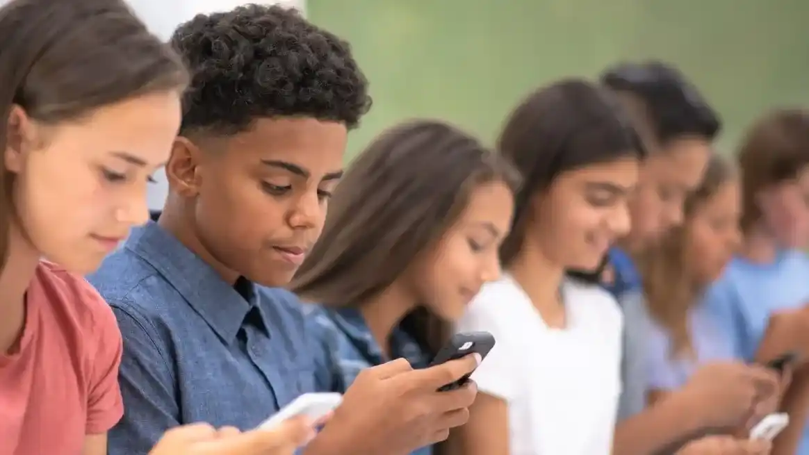 Meta permitirá a los padres ver cómo sus hijos usan la IA en Facebook, Instagram y WhatsApp