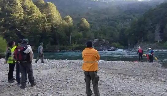 Estaba a unos 800 metros río abajo del sitio donde había sido visto por última vez, tras ser arrastrado por la correntada.
