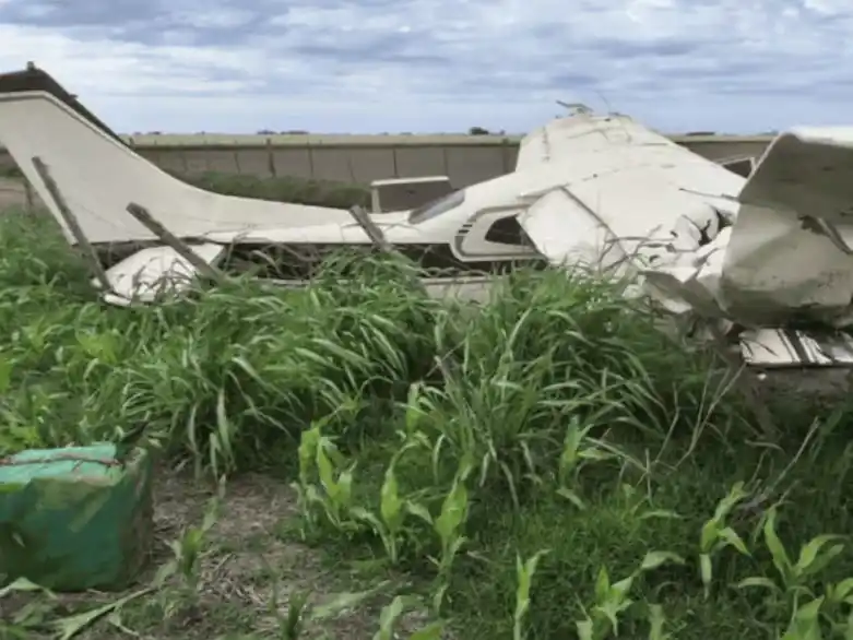 Encontraron cocaína en una avioneta que aterrizó en un campo al sur de Santa Fe.