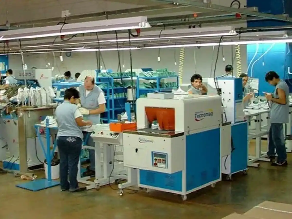 Cien despidos en una fábrica de zapatillas por no poder importar insumos