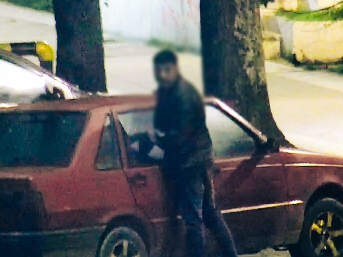 Lo descubrieron por las cámaras: forzó la puerta de un auto y se robó un bolso