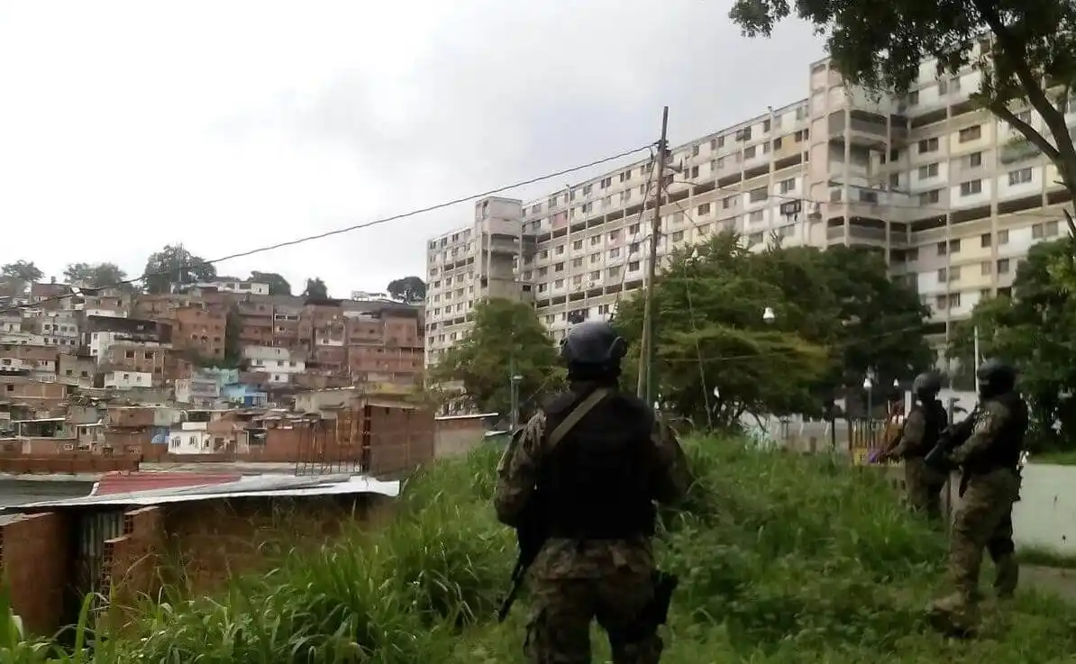 LOCALIZAN DOS CUERPOS TIROTEADOS en el 23 de Enero