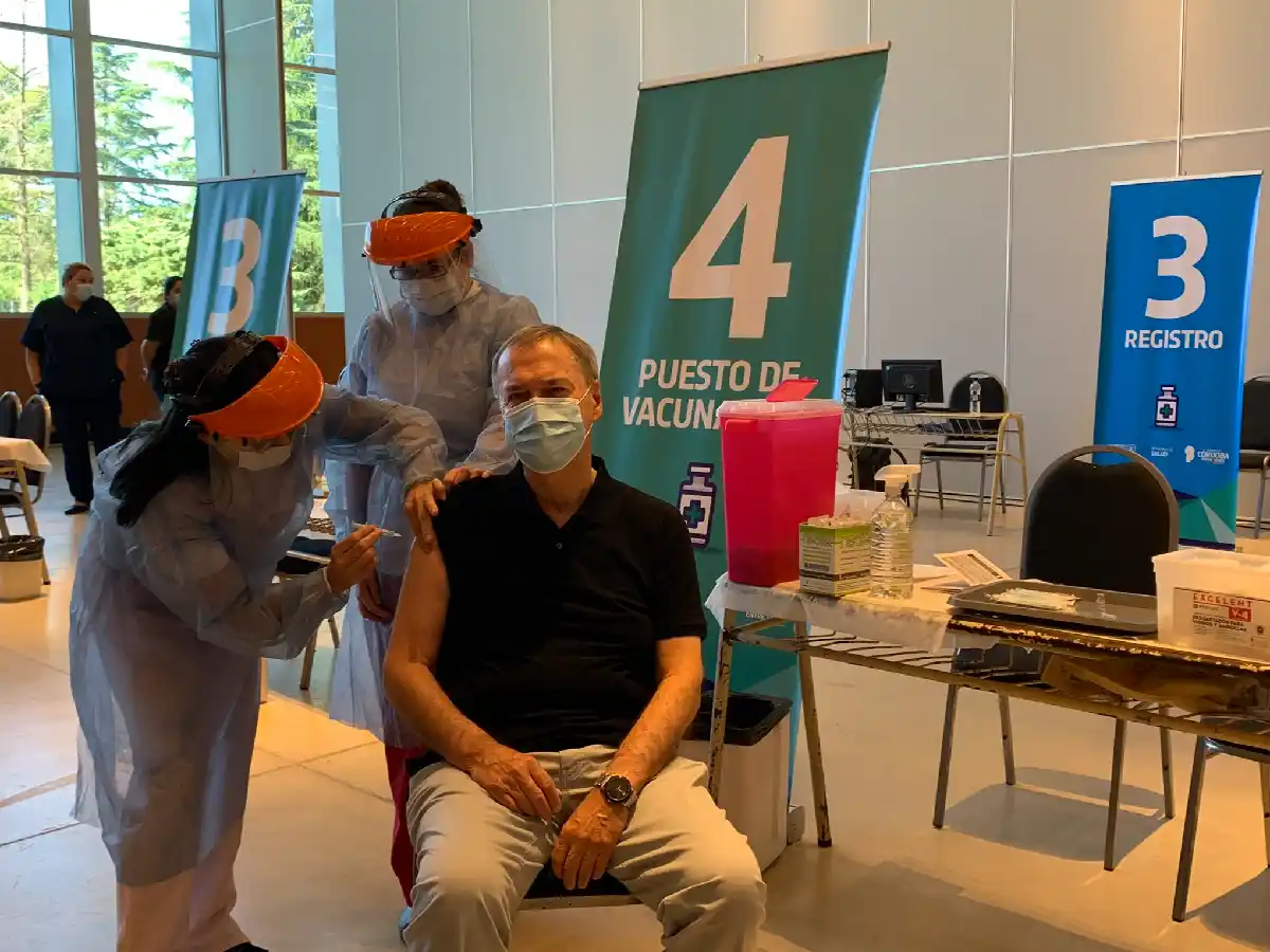 El gobernador Juan Schiaretti recibió la primera dosis de la vacuna contra el Covid