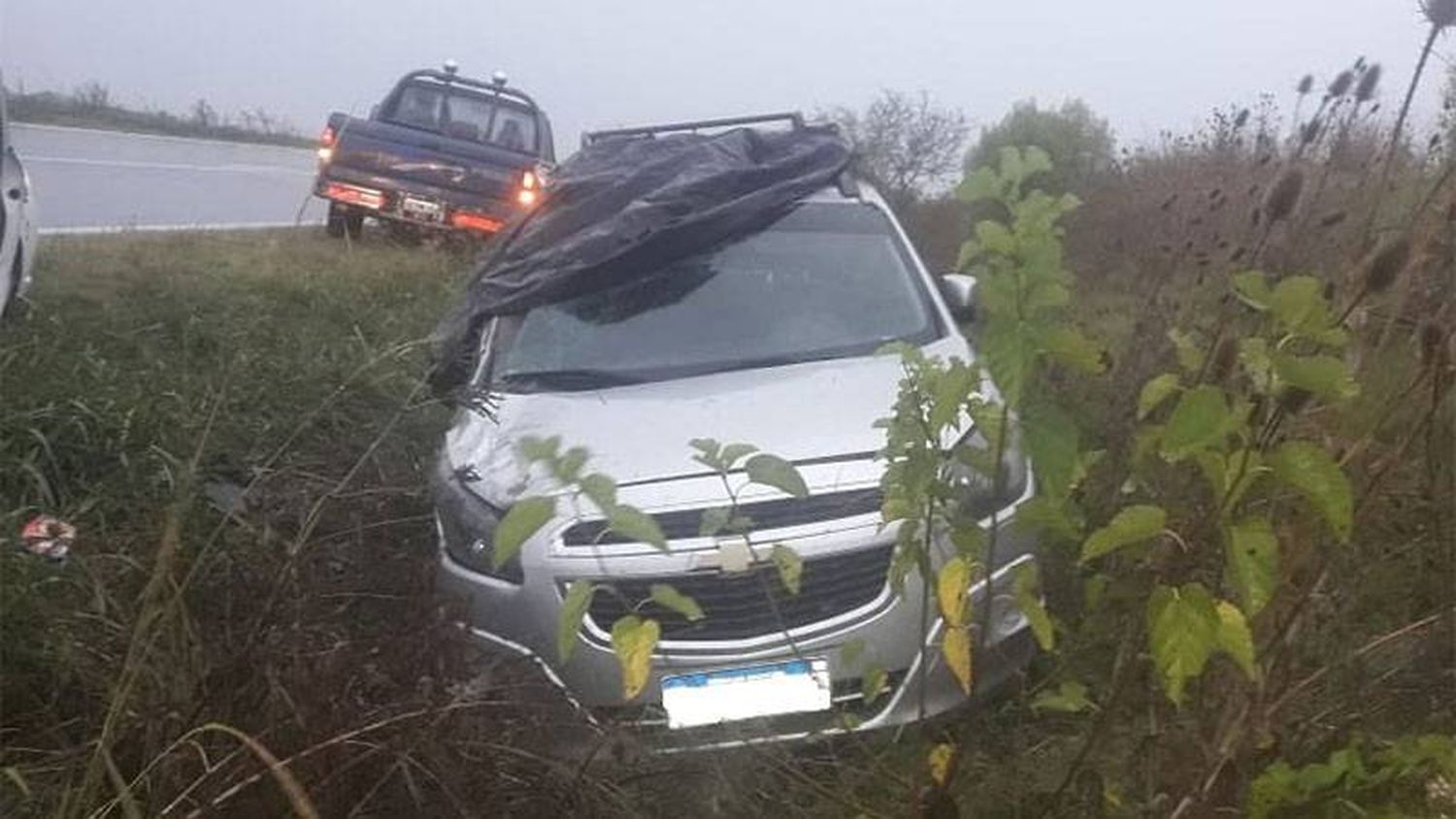 Vehículo en el que viajaba una familia despistó en la ruta