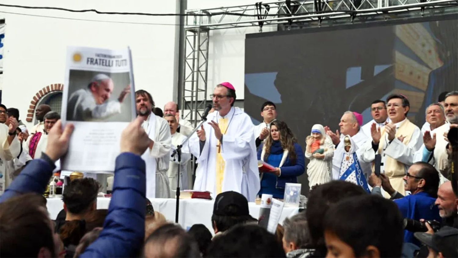 Masiva misa en defensa del Papa, con duras críticas a Javier Milei