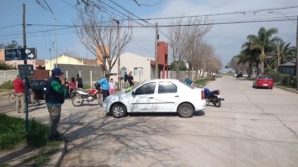 Accidente de tránsito entre un auto y una moto en la localidad de Freyre