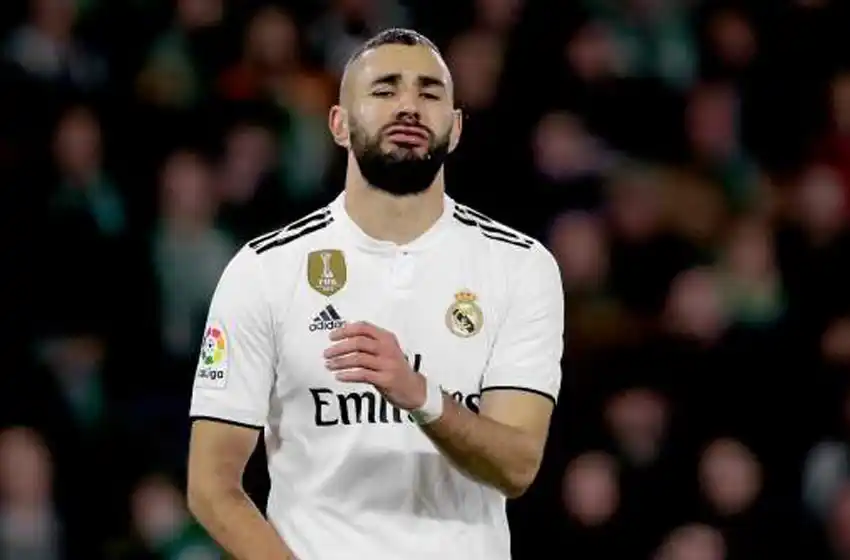 Noche negra para Benzema: mientras el Barsa goleaba al Madrid, le robaron