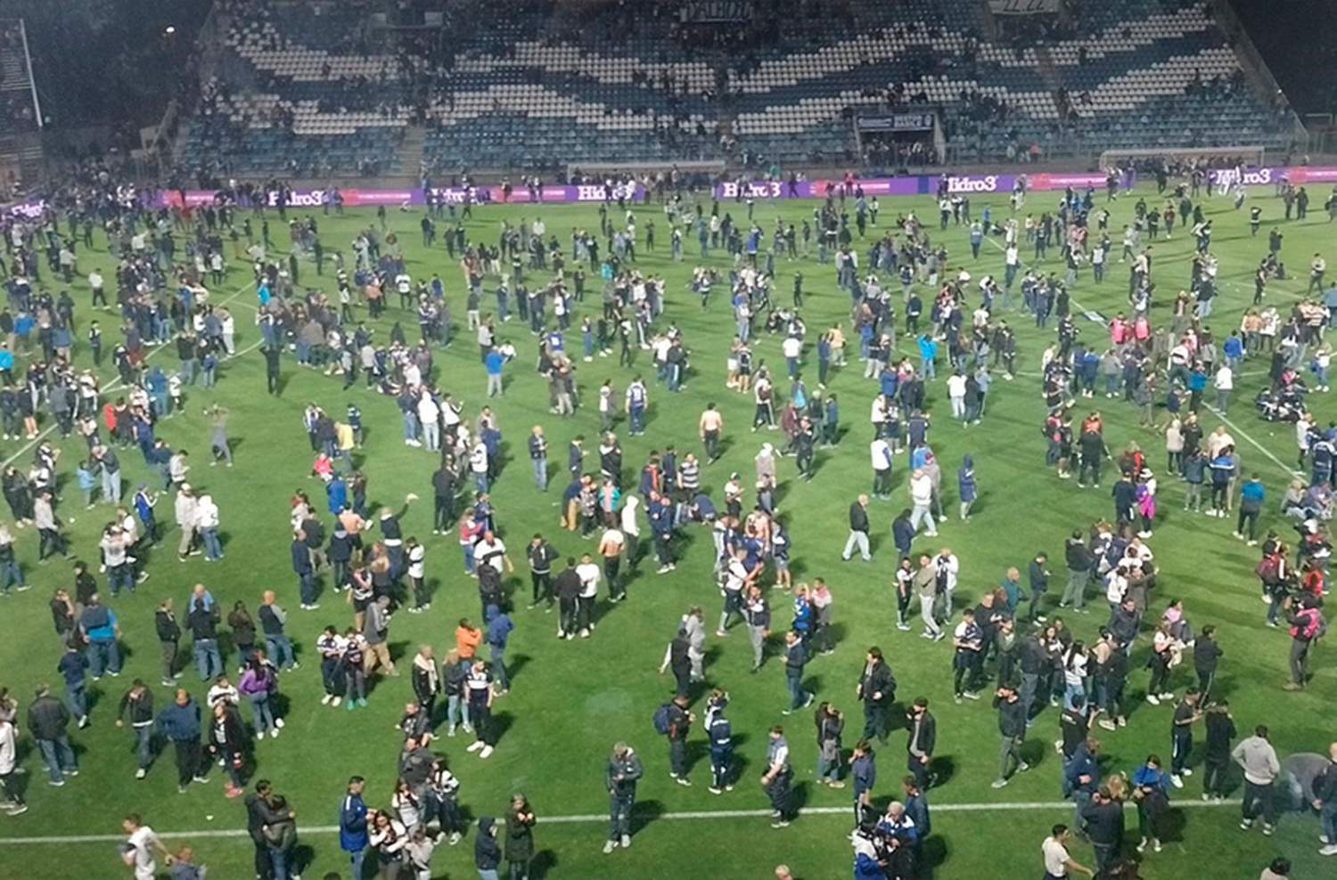 Un muerto y varios heridos tras los incidentes en el partido entre Gimnasia y Boca en La Plata