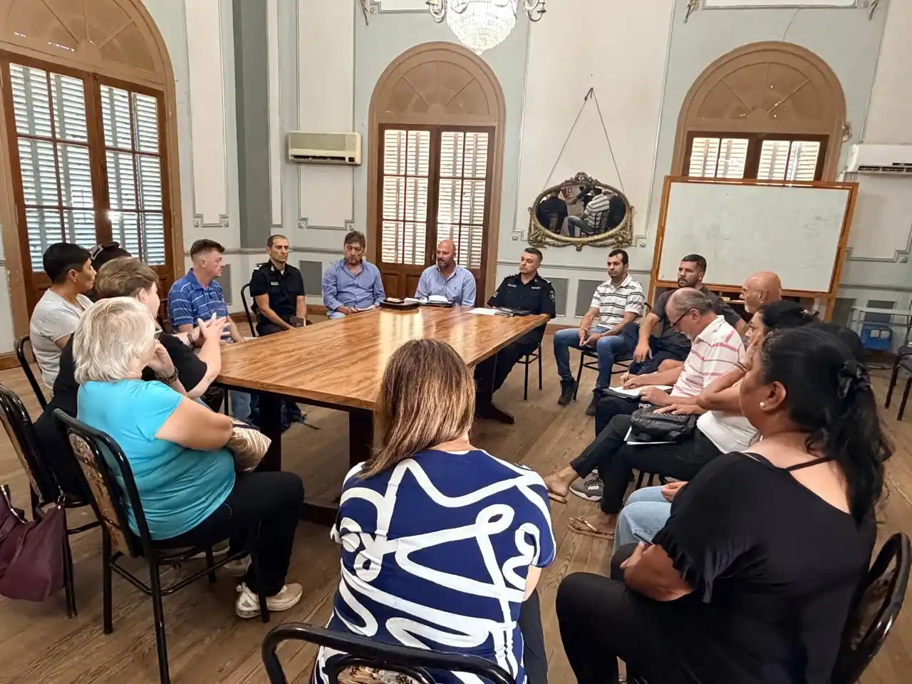 Integrantes de las fuerzas de seguridad se reunieron con vecinos de barrio Villa Rosas
