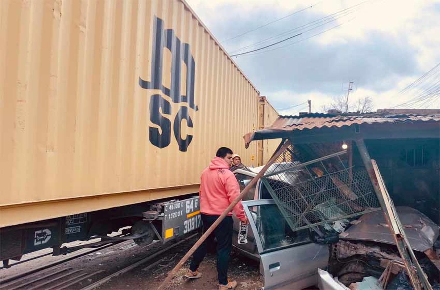 Un tren embistió a un auto y se incrustó en una vivienda que quedó destrozada