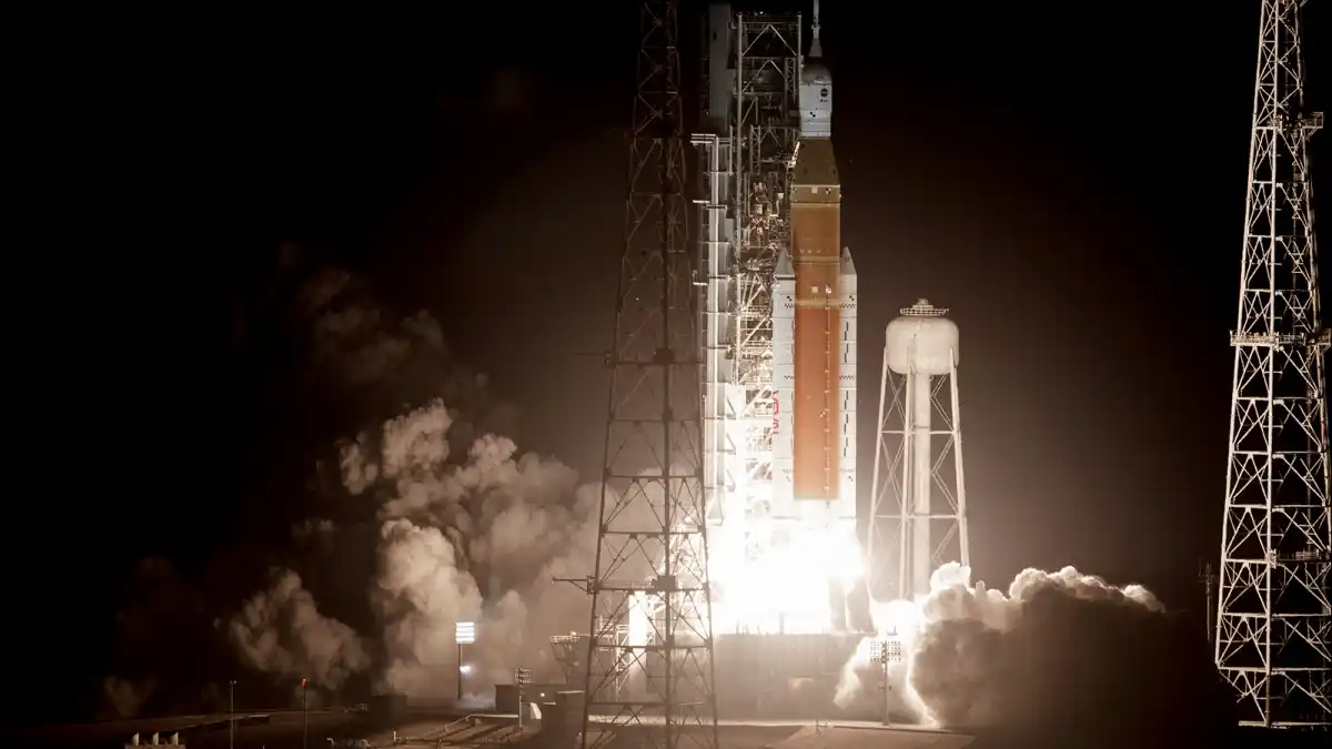 Viajará a más de 450.000 kilómetros desde la Tierra, miles de kilómetros más allá de la Luna y permanecerá en el espacio más tiempo que cualquier nave para astronautas. Foto: Twitter.