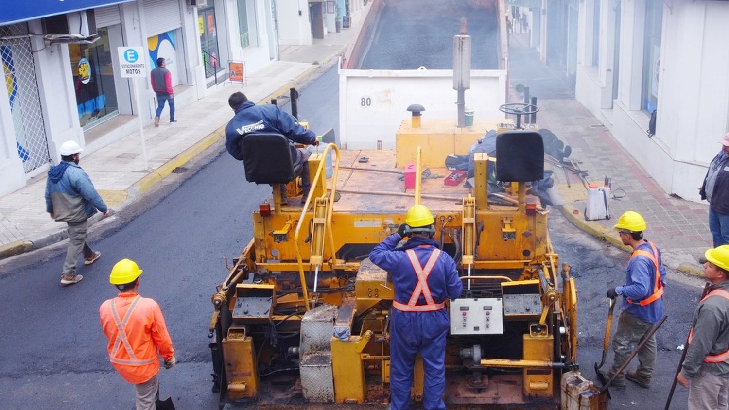 Avanzan las obras de repavimentación en calle Laprida