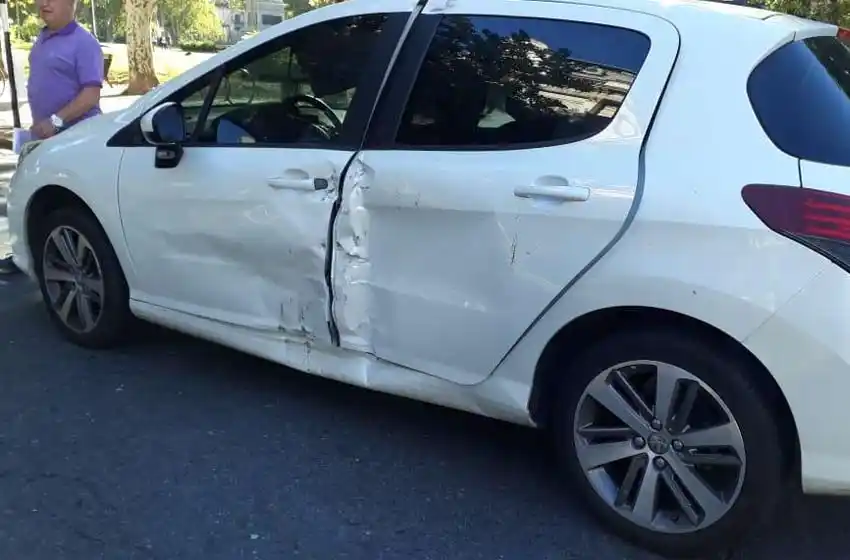 Un motociclista escapaba de un control de tránsito y chocó contra un auto en pleno centro