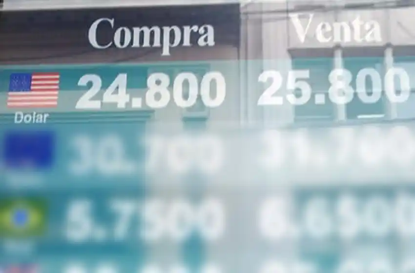 La compra de dólares en las casas de cambio de Rosario aumentó un 30%