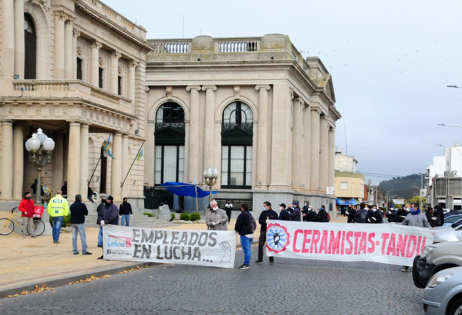 Preocupados por su situación, trabajadores de Loimar protestaron frente a la Municipalidad