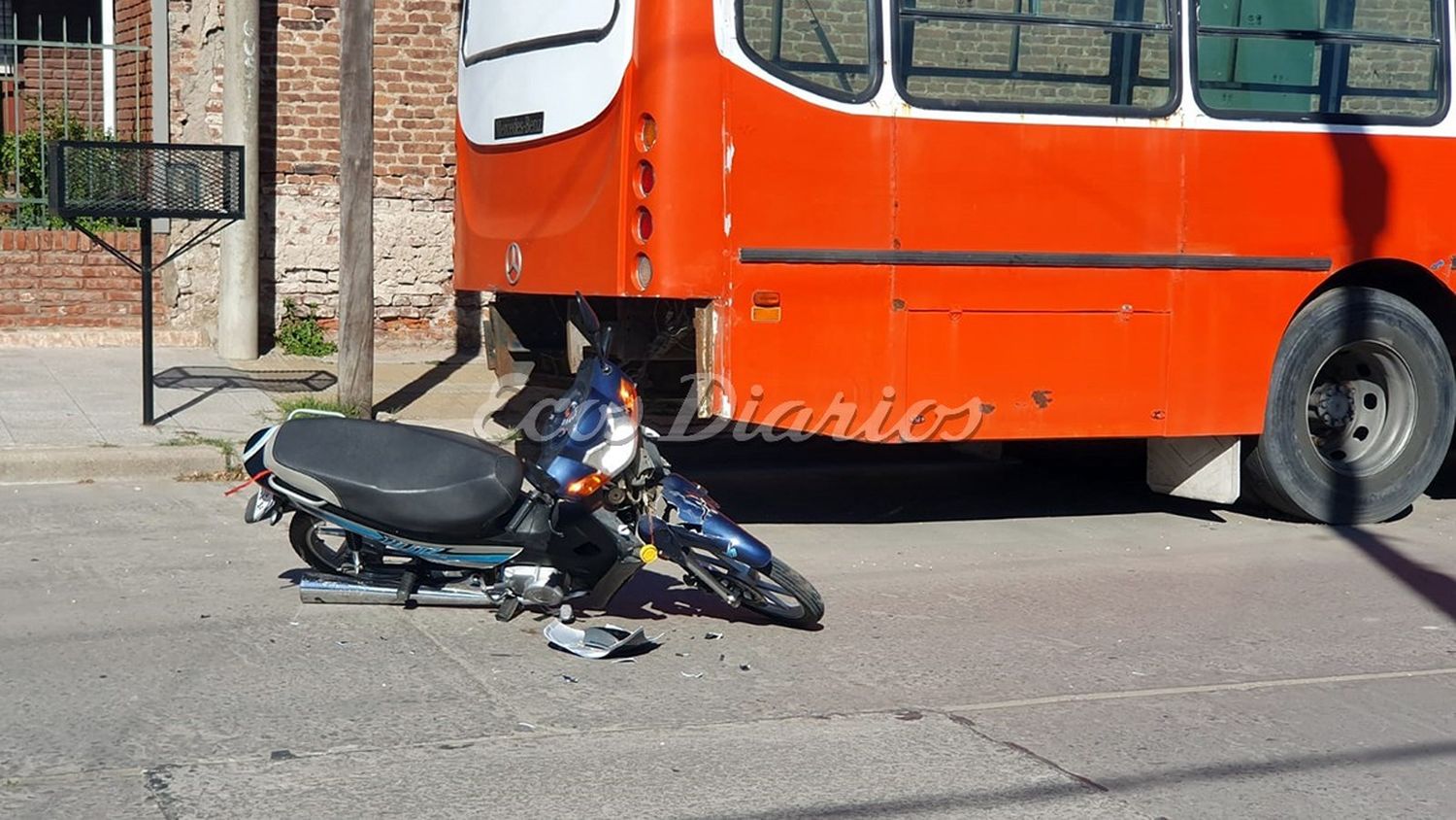 En calle 46. Entre 67 y 69, la moto que protagonizó el siniestro en el mediodía de ayer