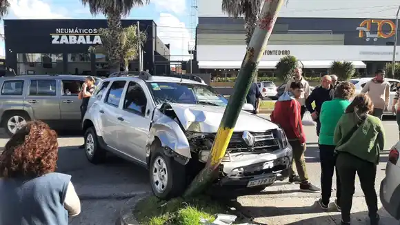 Una conductora se descompensó y chocó contra un poste de luz en plena avenida Constitución